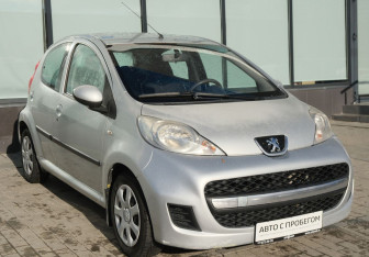 Подержанный автомобиль Peugeot 107 2009 года (7 фото)