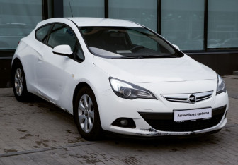 Подержанный автомобиль Opel Astra Sedan 2014 года (7 фото)