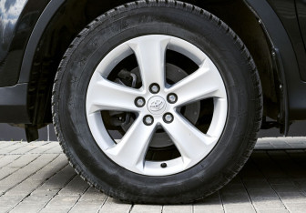 Подержанный автомобиль Toyota RAV4 2013 года (21 фото)