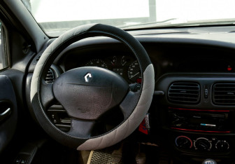 Подержанный автомобиль Renault Megane Sedan 2002 года (17 фото)