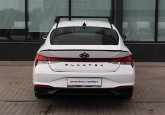 Подержанный автомобиль Hyundai Elantra Sedan 2021 года (4 фото)