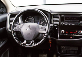 Подержанный автомобиль Mitsubishi Outlander 2021 года (18 фото)