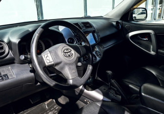 Подержанный автомобиль Toyota RAV4 2007 года (14 фото)