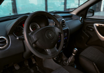 Подержанный автомобиль Renault Duster 2015 года (10 фото)