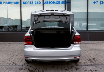 Подержанный автомобиль Volkswagen Polo Sedan 2016 года (20 фото)