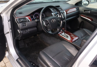 Подержанный автомобиль Toyota Camry Sedan 2012 года (17 фото)