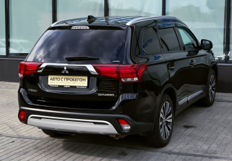 Подержанный автомобиль Mitsubishi Outlander 2019 года (5 фото)