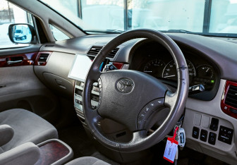 Подержанный автомобиль Toyota Ipsum 2004 года (9 фото)