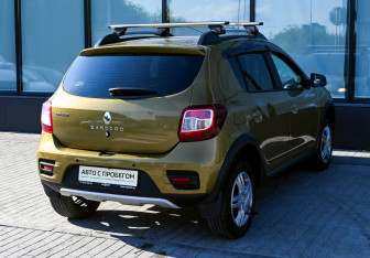 Подержанный автомобиль Renault Sandero 2015 года (5 фото)
