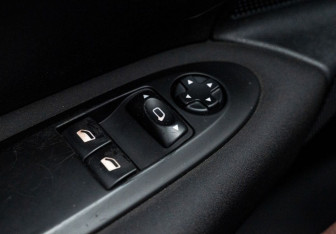 Подержанный автомобиль Citroen C4 Hatchback 2012 года (17 фото)