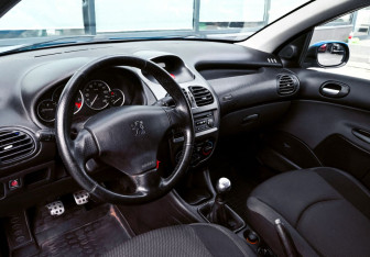 Подержанный автомобиль Peugeot 206 Hatchback 2007 года (15 фото)