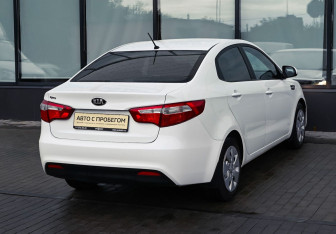 Подержанный автомобиль Kia Rio Sedan 2013 года (19 фото)