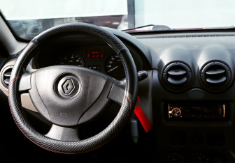Подержанный автомобиль Renault Sandero 2014 года (16 фото)