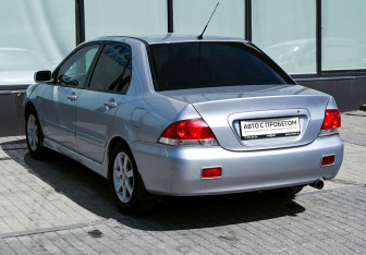 Подержанный автомобиль Mitsubishi Lancer Sedan 2005 года (3 фото)