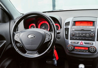 Подержанный автомобиль Kia Ceed Wagon 2007 года (11 фото)