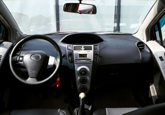 Подержанный автомобиль Toyota Yaris Hatchback 2006 года (17 фото)