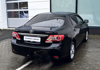 Подержанный автомобиль Toyota Corolla Sedan 2010 года (5 фото)