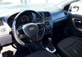 Подержанный автомобиль Volkswagen Polo Sedan 2017 года (14 фото)