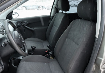 Подержанный автомобиль Ford Focus Sedan 2003 года (16 фото)