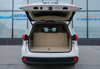 Подержанный автомобиль Toyota Highlander 2014 года (20 фото)
