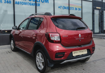 Подержанный автомобиль Renault Sandero 2017 года (3 фото)