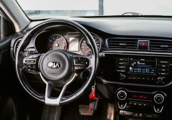 Подержанный автомобиль Kia Rio Sedan 2017 года (11 фото)