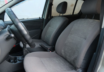 Подержанный автомобиль Renault Sandero 2012 года (15 фото)