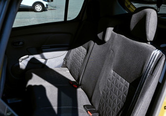 Подержанный автомобиль Renault Sandero 2015 года (17 фото)