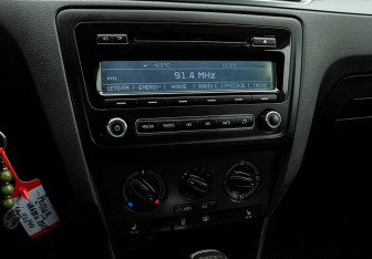 Подержанный автомобиль Skoda Rapid Liftback 2015 года (14 фото)