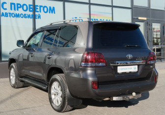 Подержанный автомобиль Toyota Land Cruiser Suv 2011 года (3 фото)
