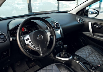 Подержанный автомобиль Nissan Qashqai 2008 года (14 фото)