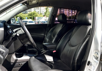 Подержанный автомобиль Toyota RAV4 2007 года (15 фото)