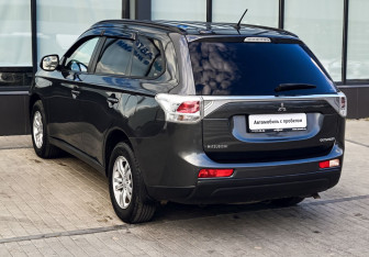 Подержанный автомобиль Mitsubishi Outlander 2013 года (3 фото)