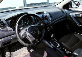 Подержанный автомобиль Kia Cerato Sedan 2010 года (14 фото)