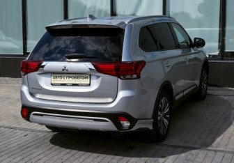Подержанный автомобиль Mitsubishi Outlander 2020 года (5 фото)