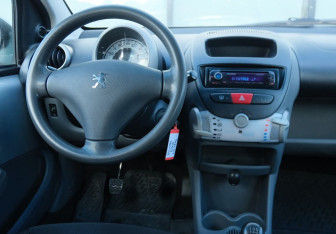 Подержанный автомобиль Peugeot 107 2009 года (10 фото)