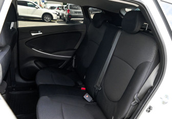 Подержанный автомобиль Hyundai Solaris Hatchback 2015 года (16 фото)