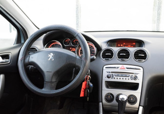 Подержанный автомобиль Peugeot 308 Hatchback 2012 года (11 фото)