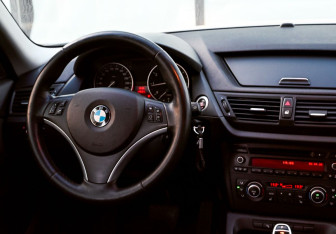 Подержанный автомобиль BMW X1 2012 года (19 фото)