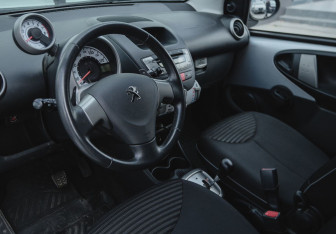 Подержанный автомобиль Peugeot 107 2012 года (9 фото)