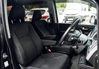 Подержанный автомобиль Honda Stepwgn 2014 года (13 фото)