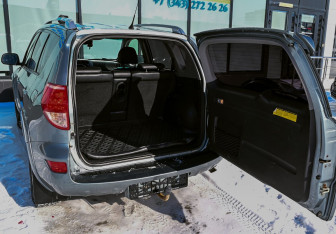 Подержанный автомобиль Toyota RAV4 2007 года (19 фото)