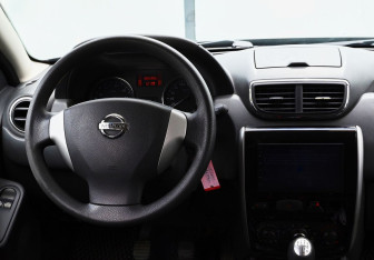 Подержанный автомобиль Nissan Terrano 2015 года (18 фото)