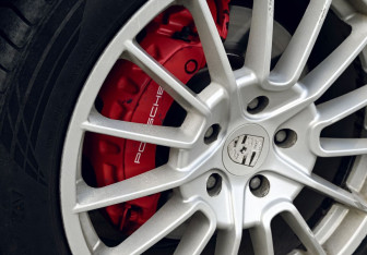 Подержанный автомобиль Porsche Cayenne 2007 года (34 фото)