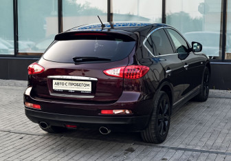 Подержанный автомобиль Infiniti QX50 2015 года (5 фото)