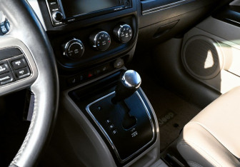 Подержанный автомобиль Jeep Compass 2012 года (9 фото)