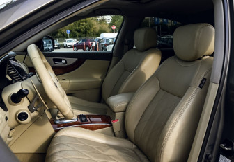 Подержанный автомобиль Infiniti FX 2011 года (17 фото)