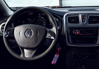 Подержанный автомобиль Renault Sandero 2017 года (19 фото)