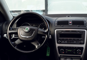 Подержанный автомобиль Skoda Octavia Liftback 2012 года (17 фото)