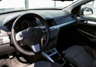 Подержанный автомобиль Opel Astra Hatchback 2010 года (15 фото)